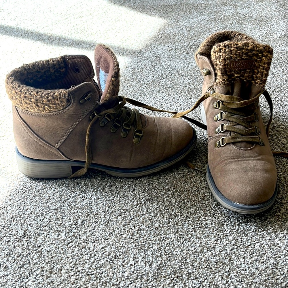 Super cute Lukees  boots by Muk Luks